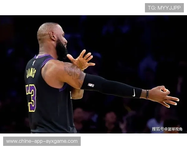 詹姆斯内线背身强攻稳稳命中，湖人欢呼震天