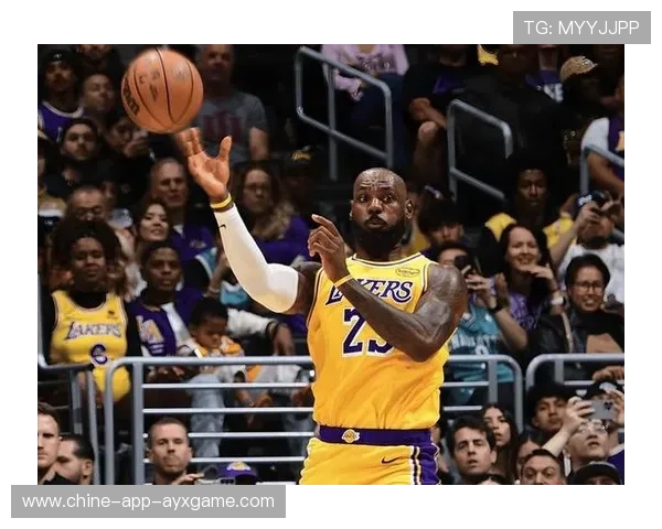 詹姆斯压哨助攻绝妙,湖人赢得掌声