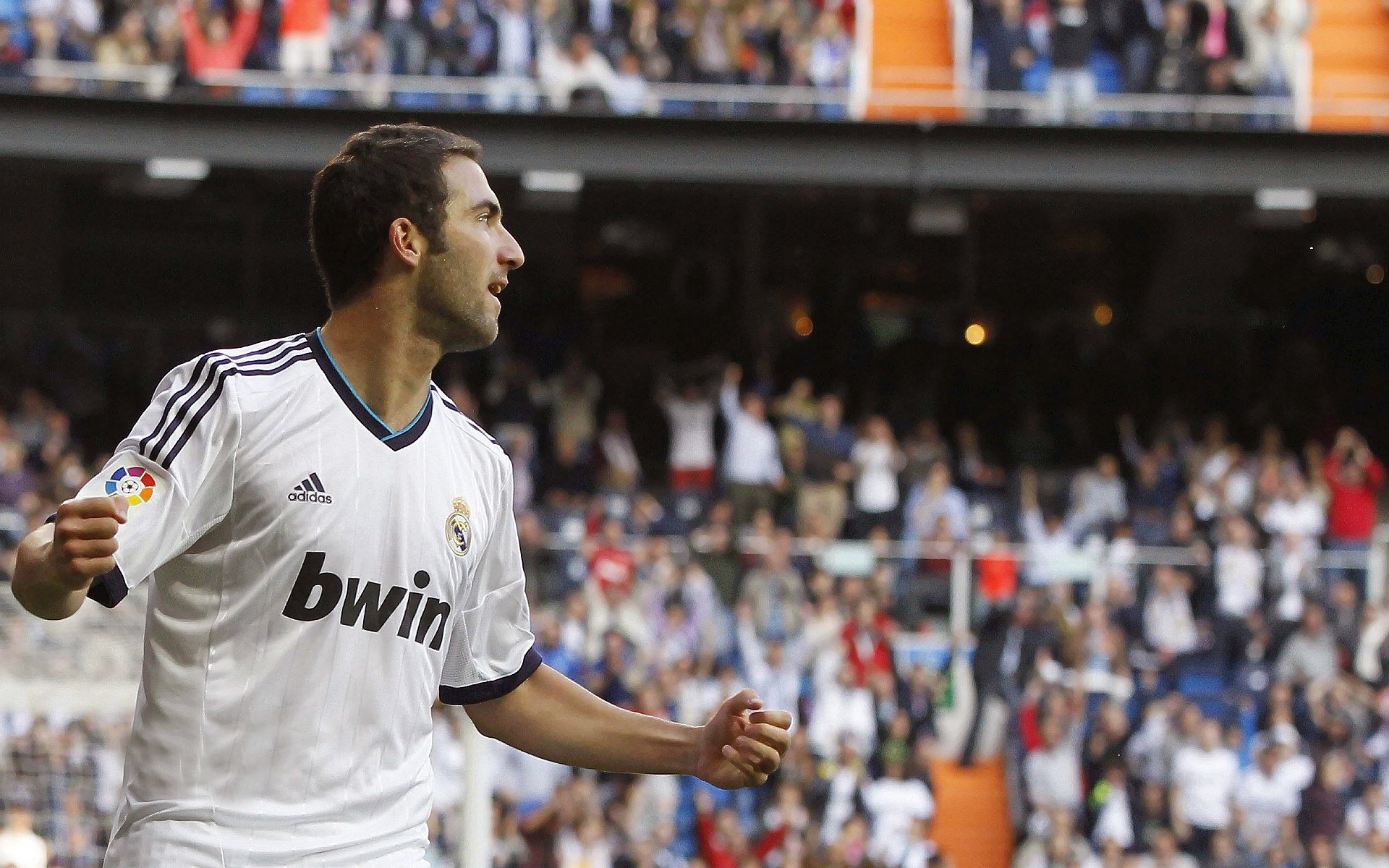 “法甲豪门鏖战：场面精彩，积分榜竞争激烈”，德甲豪门