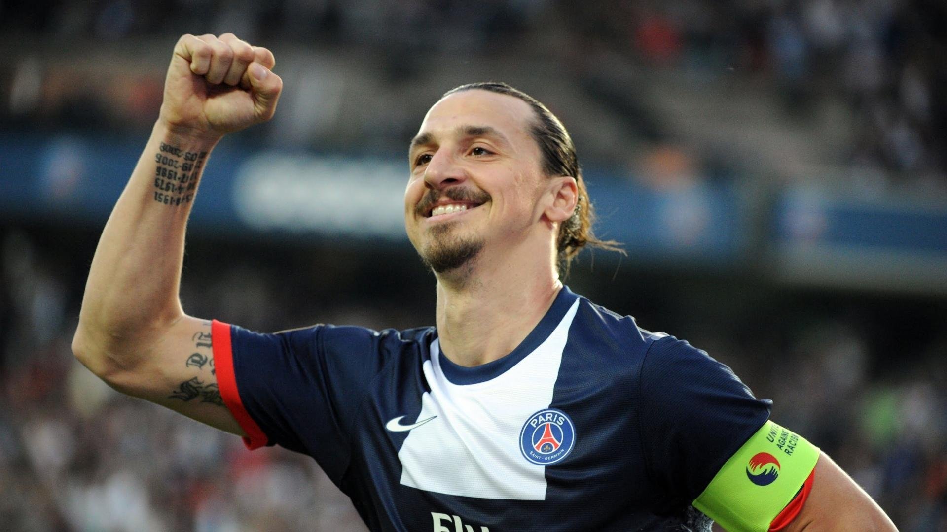 中国足球联赛战况异常激烈，各队球员全力以赴，中国足球联赛现状